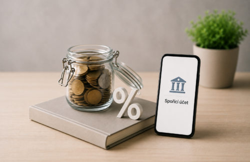 Grafika spořicího účtu se sklenicí mincí, symbolem procent a mobilní bankovní aplikací.