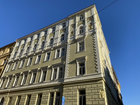 Námi financovaná rekonstrukce bytového domu Praha – Smíchov byla zdárně dokončena.